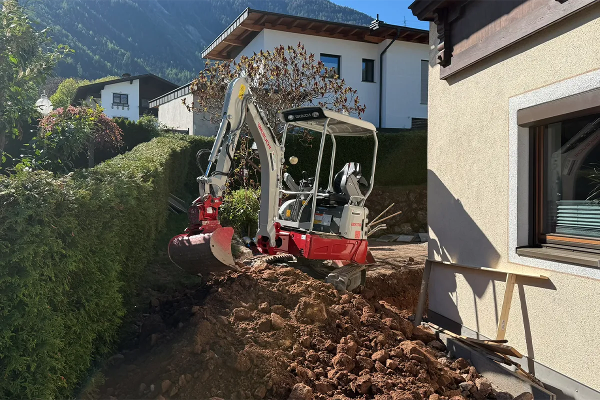 Baggerarbeiten auf engem Gelände neben einem Wohnhaus Baggerarbeiten auf engem Gelände neben einem Wohnhaus