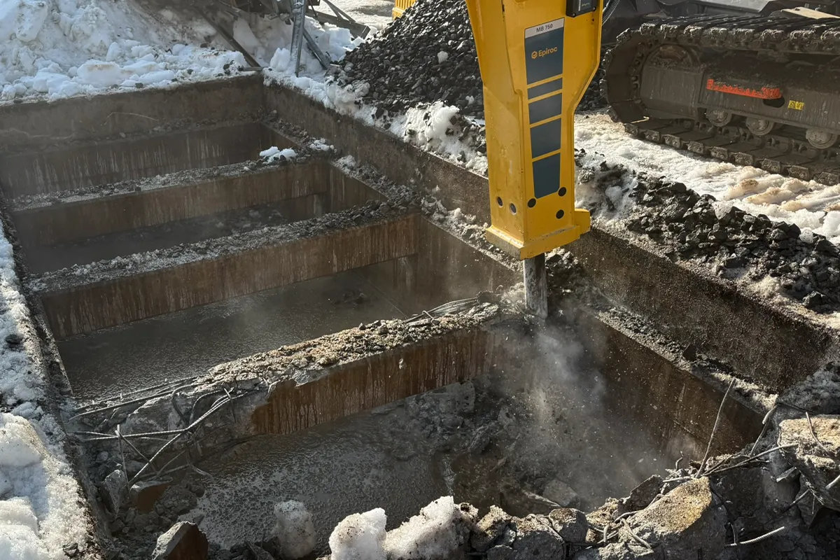 Hydraulikhammer bei Abbrucharbeiten im Tiefbau Hydraulikhammer bei Abbrucharbeiten im Tiefbau