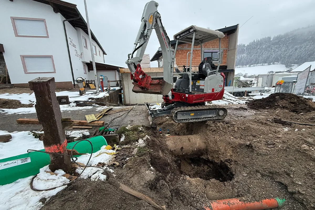 Minibagger bei Aushubarbeiten auf einer Baustelle Minibagger bei Aushubarbeiten auf einer Baustelle