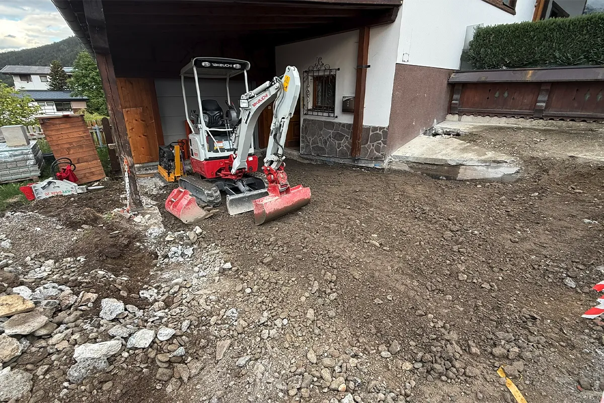 Vorbereitete Fläche für Zufahrt oder Weg vor einem Wohnhaus Vorbereitete Fläche für Zufahrt oder Weg vor einem Wohnhaus